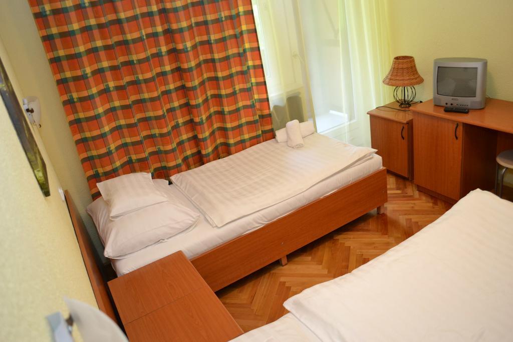 Ezuestfenyo Hotel Telkibanya Exterior photo