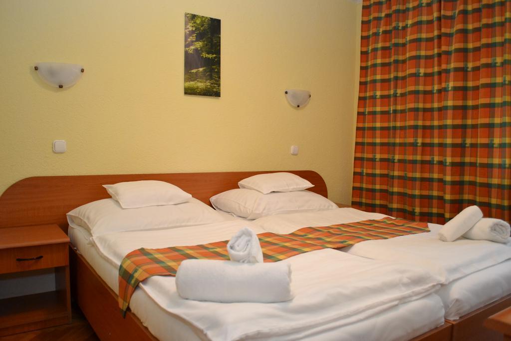Ezuestfenyo Hotel Telkibanya Exterior photo